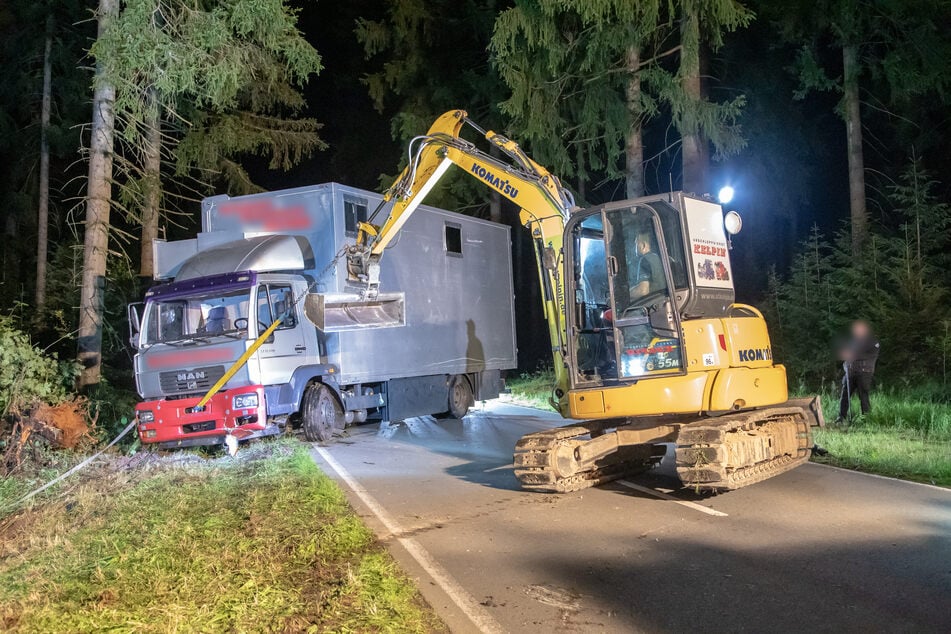 Der Laster wurde mit schwerem Gerät aufgerichtet und auf die Straße gezogen.