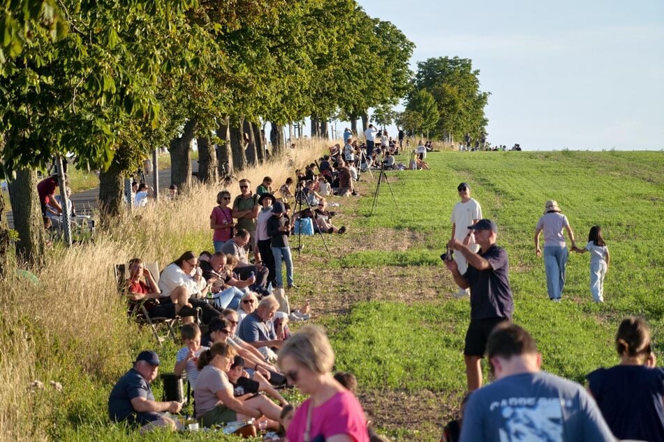 An der Babisnauer Pappel warteten Dutzende Menschen auf die Sonnenfinsternis.