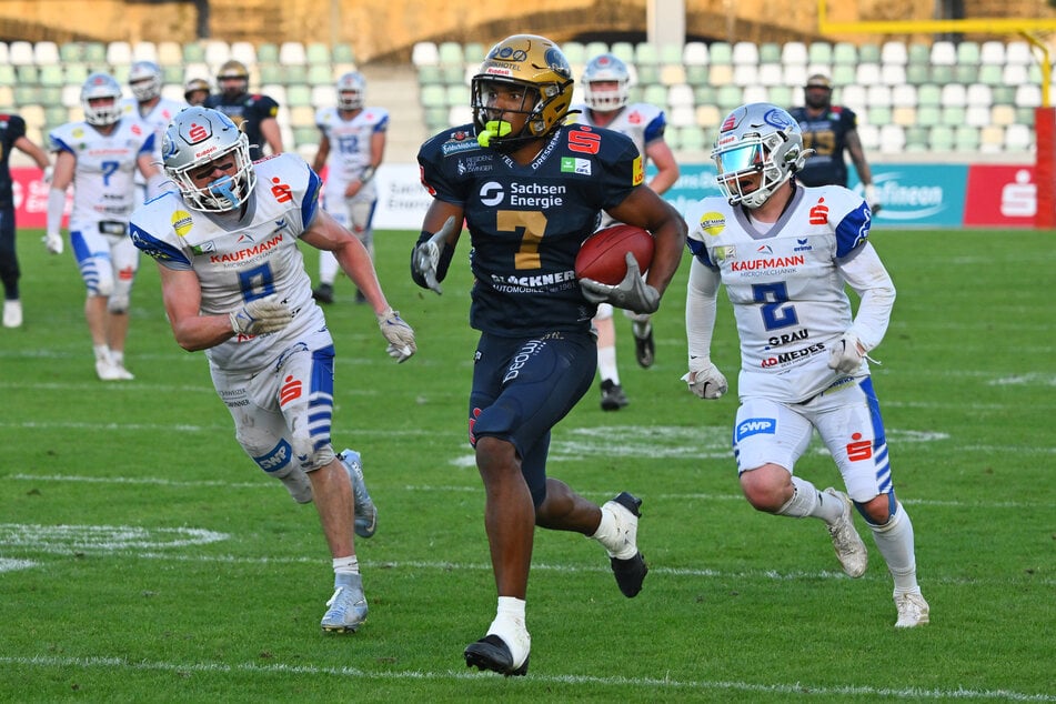 Der beste Receiver der Liga, Tyler Hudson (M.), machte einen Touchdown.