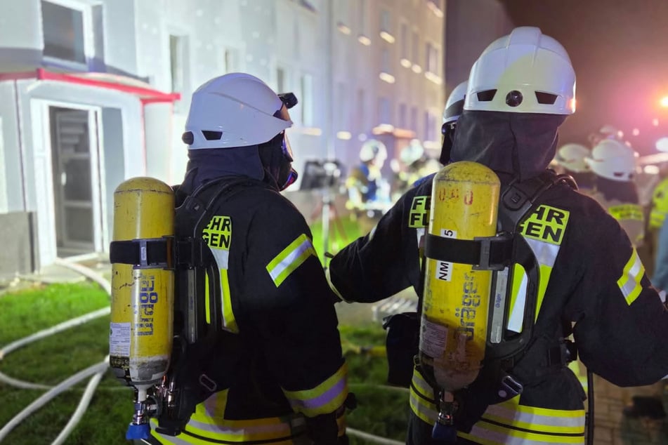 Viele Feuerwehrleute waren stundenlang vor Ort, um das Feuer zu löschen und die Bewohner zu versorgen.