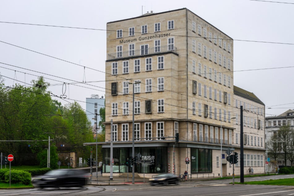 Das Gunzenhauser bietet Workshops auf dem Theaterplatz zum Papierschöpfen an.
