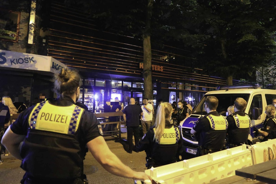 Die Polizei löste die Party vor dem "Hooters" auf der Reeperbahn auf.