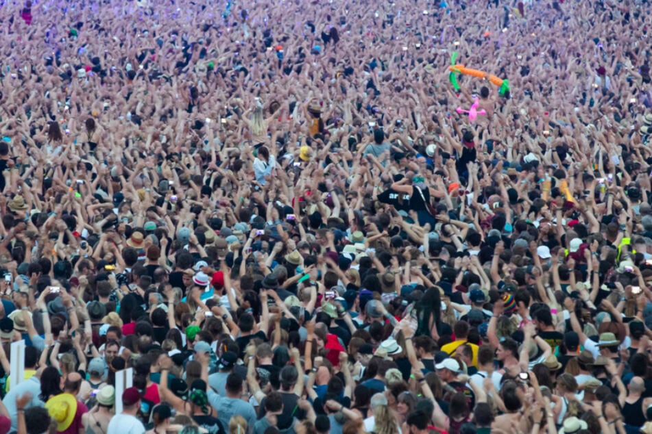 Zahlreiche Besucher des Open-Air-Festivals "Rock im Park" während eines Konzerts. Immer wieder berichten Frauen von Übergriffen in solchen Mengen.