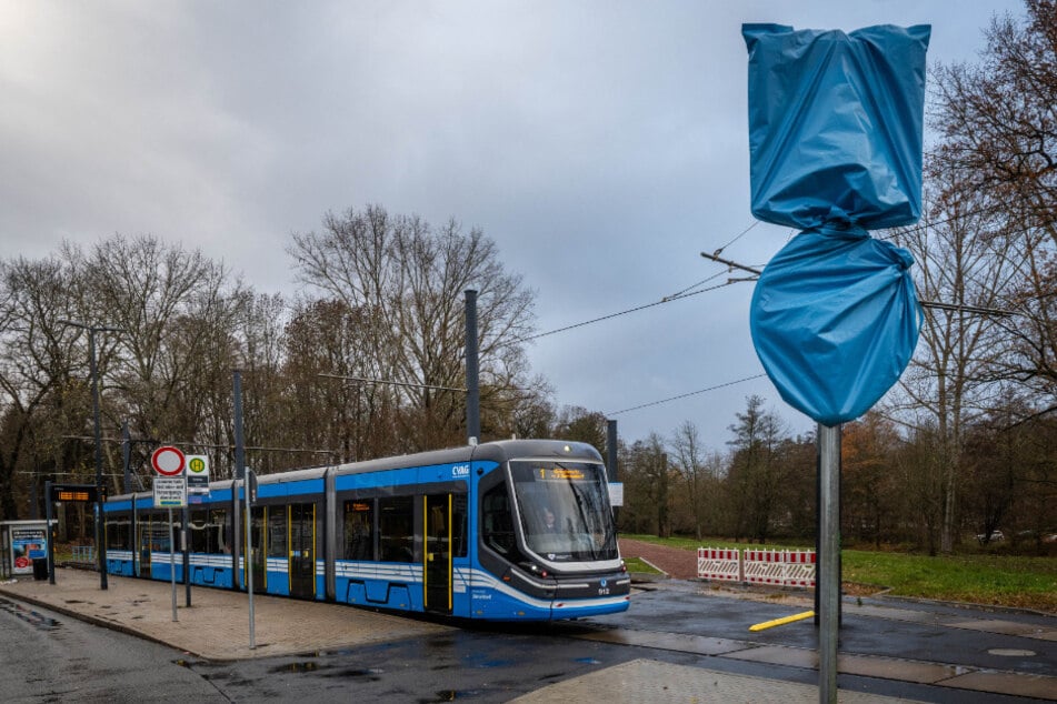 Die P+R-Beschilderung in Schönau müsste nur von der Hülle befreit werden.