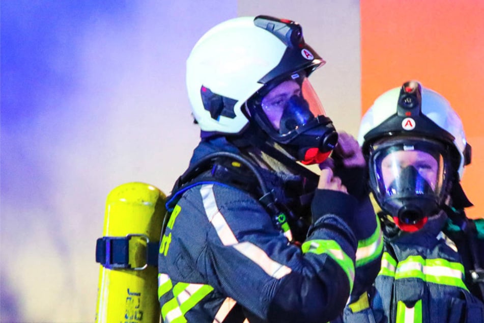Keller von Mehrfamilienhaus geht in Flammen auf: Drei Verletzte in Hennigsdorf