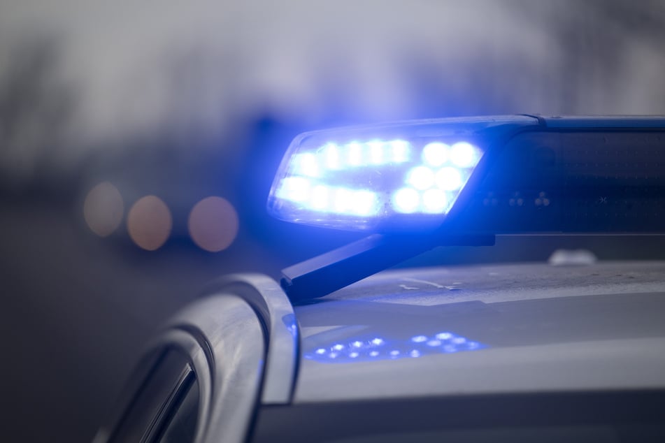 Verkehrskontrolle läuft aus dem Ruder: Autofahrer flieht und schleift Beamtin mit