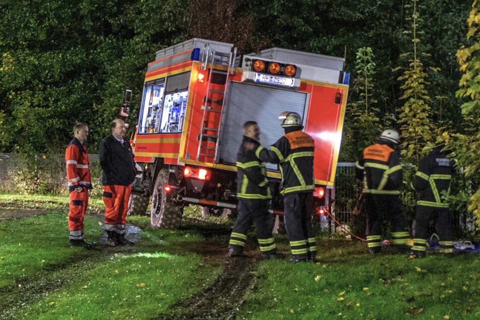 Hamburg: Großeinsatz! Rettungsfahrzeuge fahren sich in aufgeweichten Boden fest