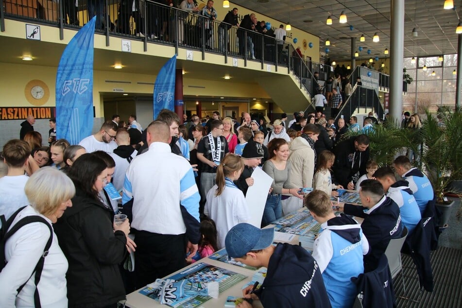 Riesenandrang herrschte auch im Foyer der Hartmann-Halle. Hier schreiben die CFC-Profis fleißig Autogramme.