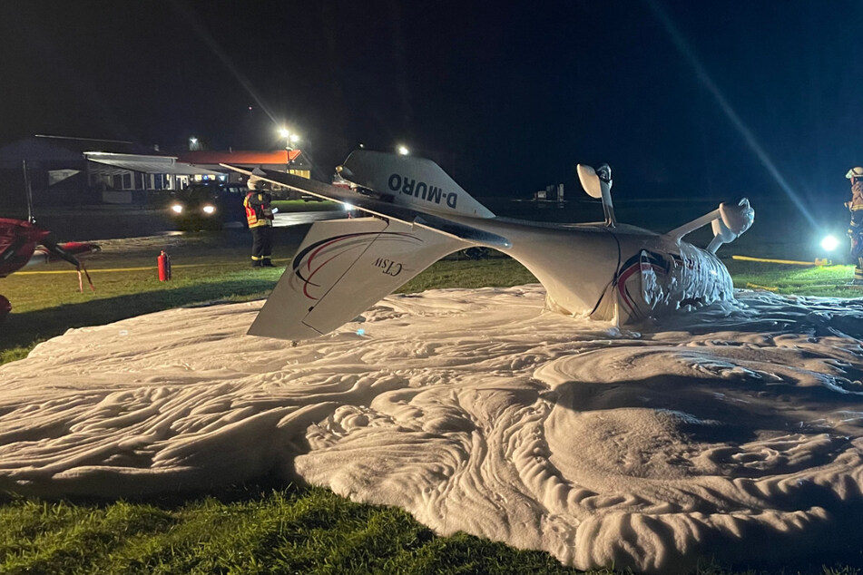 Das Flugzeug war stark beschädigt auf dem Dach gelandet.