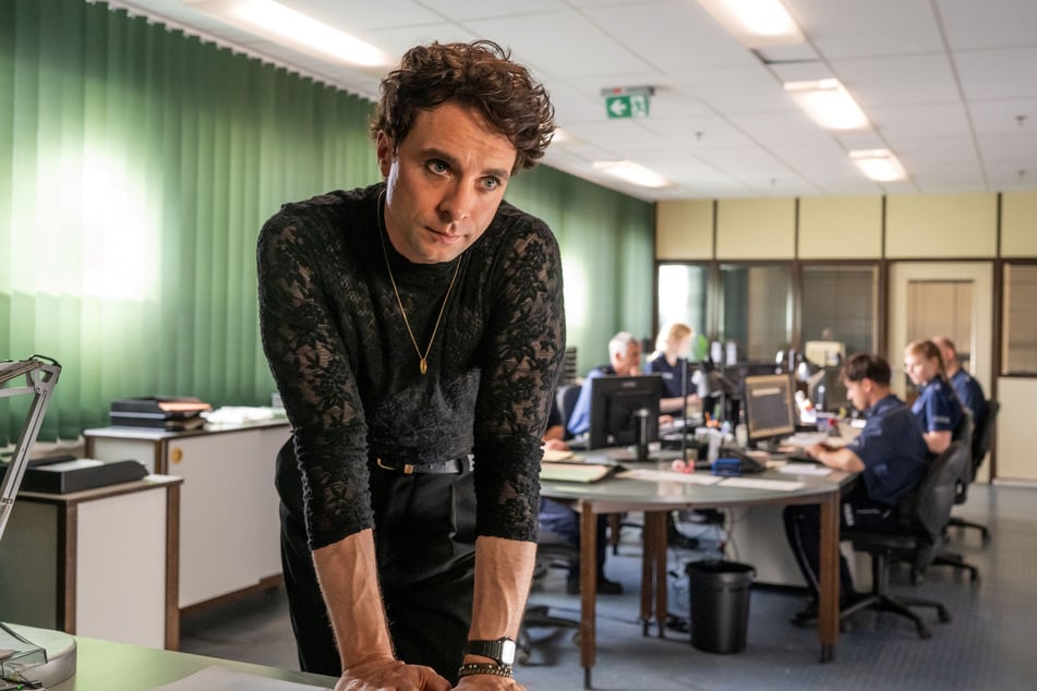 Vincent Ross (André Kaczmarczyk, 39) sucht eine Räuberbande, die Juweliergeschäfte überfällt.