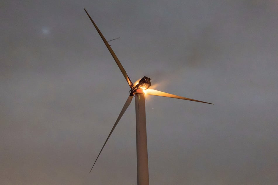 Das Maschinenhaus des Windrads brannte lichterloh. Warum? Das ist derzeit noch unklar.