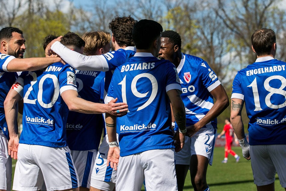 Tolcay Cigerci (ganz links) und seine Teamkollegen schwammen sich gegen Havelse frei.