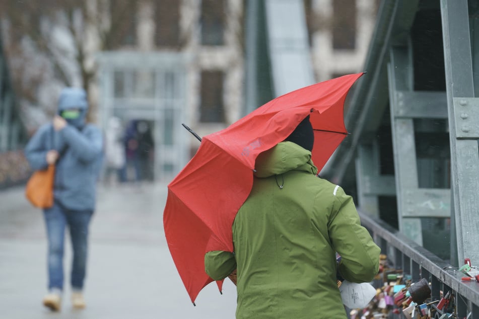 Eine Person schützt sich mit einem Schirm gegen den Regen. Sturmtief "Luis" ist mit Regen, starkem Wind und Gewitter über das Land gezogen.
