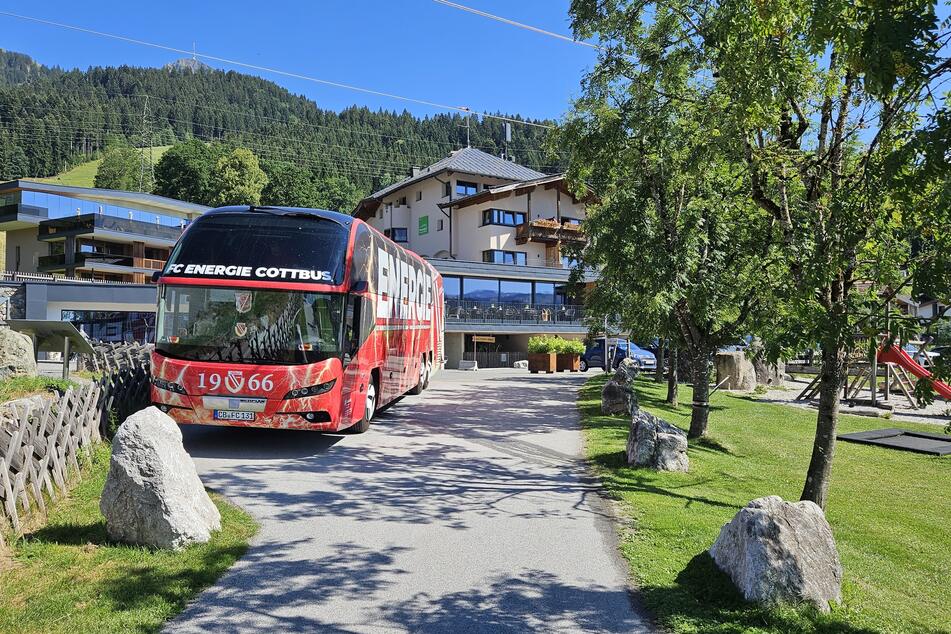 Der Energie-Bus parkt vor dem Hotel Penzinghof.