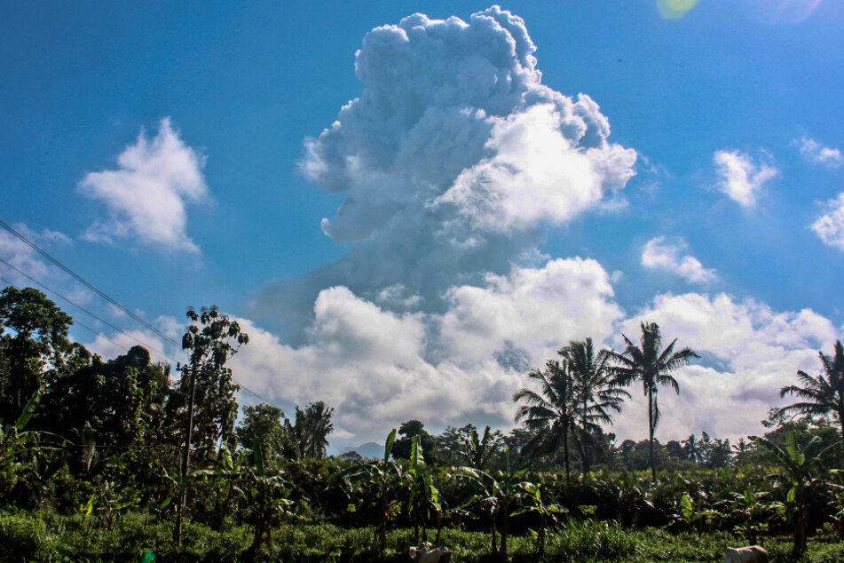 Eine Aschewolke wird vom Vulkan Merapi auf der indonesischen Insel Java ausgestoßen, gesehen vom Ort Sleman aus.