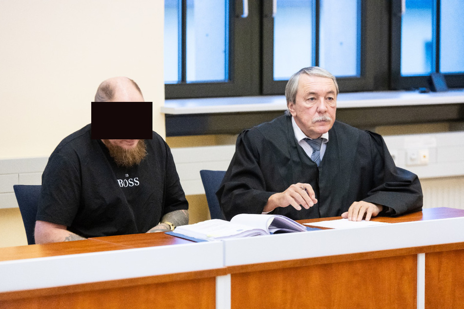 Der Angeklagte Thomas R. (42, l.) am Dienstag neben seinem Rechtsanwalt Uwe Sabel im Amtsgericht Leipzig.