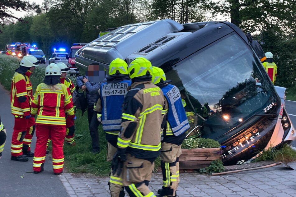 Vollbesetzter Linienbus kracht in Graben: Mehrere Verletzte!