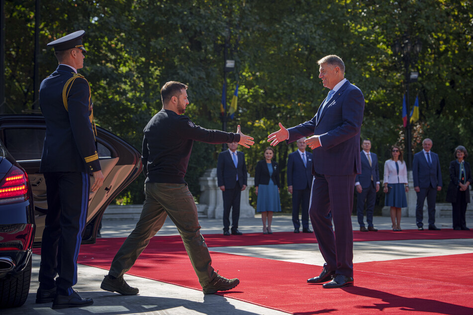 Wolodymyr Selenskyj (45, l.), Präsident der Ukraine, gibt Klaus Iohannis (64), Präsident von Rumänien, die Hand.