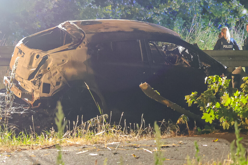 Toyota kracht gegen Baum und fängt Feuer: Fahrerin (†19) stirbt in den Flammen