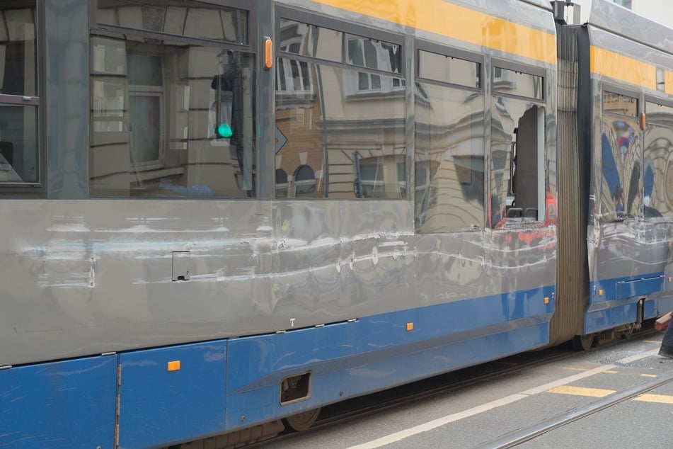 Deutliche Spuren an der Straßenbahn sind zu sehen.