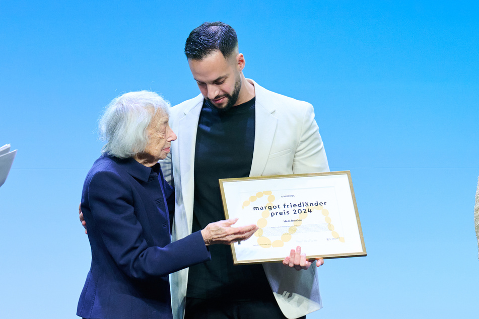 Ende November 2024 überreichte Margot Friedländer die Auszeichnung für den Hamburger Lehrer Hédi Bouden noch persönlich. (Archivbild)