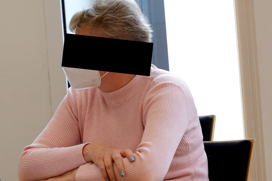 Sylvia L. (55) sitzt hauptsächlich wegen Betrugs auf der Anklagebank des Chemnitzer Amtsgerichts.