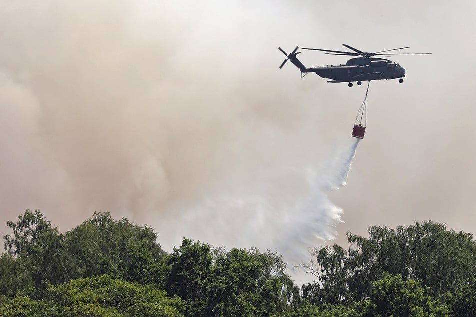 Riesiger Waldbrand im Moor: Jetzt sollen Hubschrauber beim Löschen helfen
