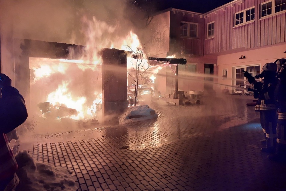 Flammeninferno in der Nacht: Ein Carport und zwei Fahrzeuge brannten komplett ab.