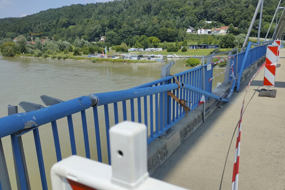 Das beschädigte Geländer auf der Marienbrücke.