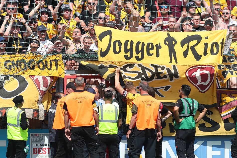 Die Fans von Dynamo Dresden sorgten in Unterhaching für eine lange Spielunterbrechung.