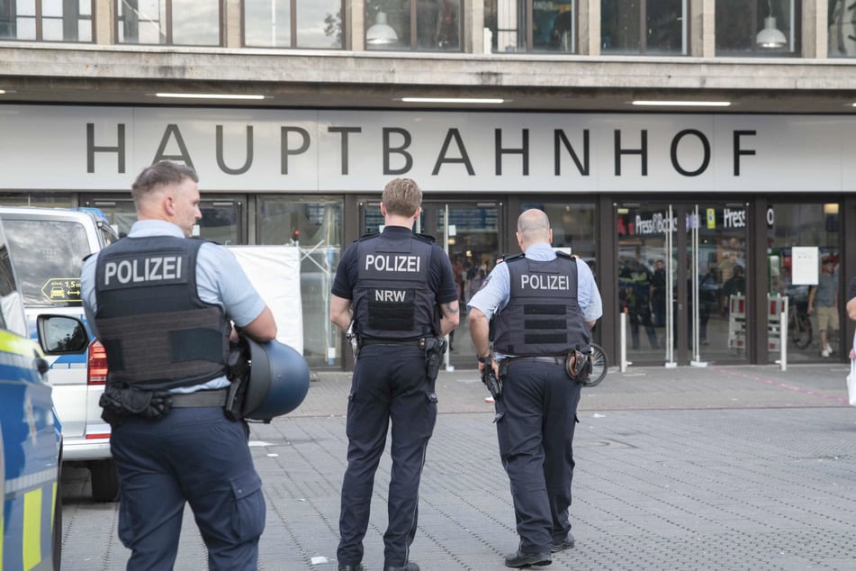 Die Demonstranten hatten sich am Sonntagnachmittag vor dem Düsseldorfer Hauptbahnhof versammelt, um gegen die syrische Regierung zu protestieren.