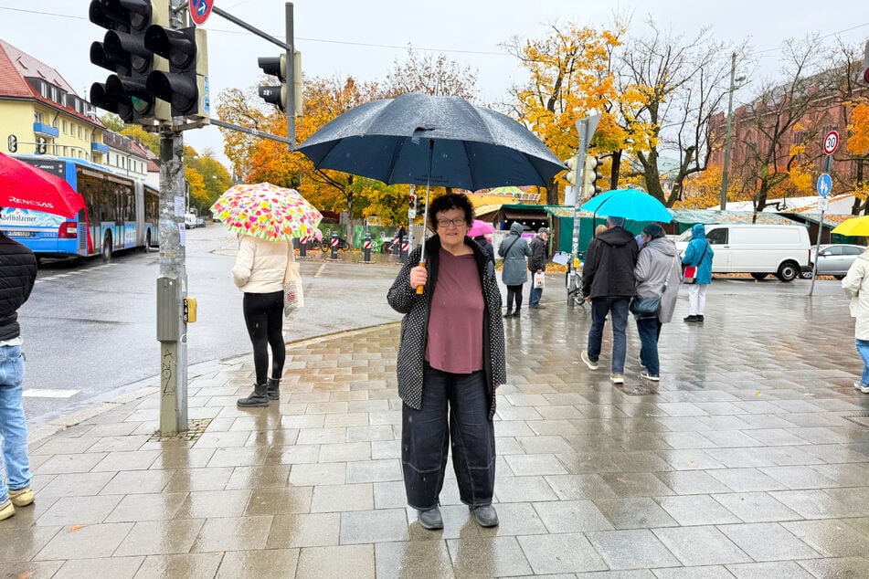 Die Rentnerin freut sich über die kleinen Dinge im Leben, bedauert aber, als Frau nach jahrzehntelanger Arbeit so abhängig von anderen zu sein.