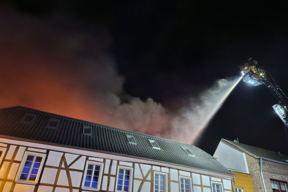 Die Feuerwehr kämpfte am Boden und in der Luft gegen die Flammen.