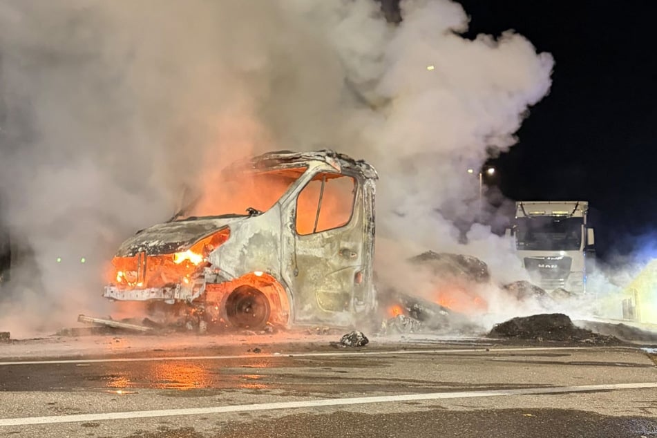 Ein Kleintransporter ist am frühen Mittwochmorgen auf einem Rastplatz in Augsburg komplett in Flammen aufgegangen.