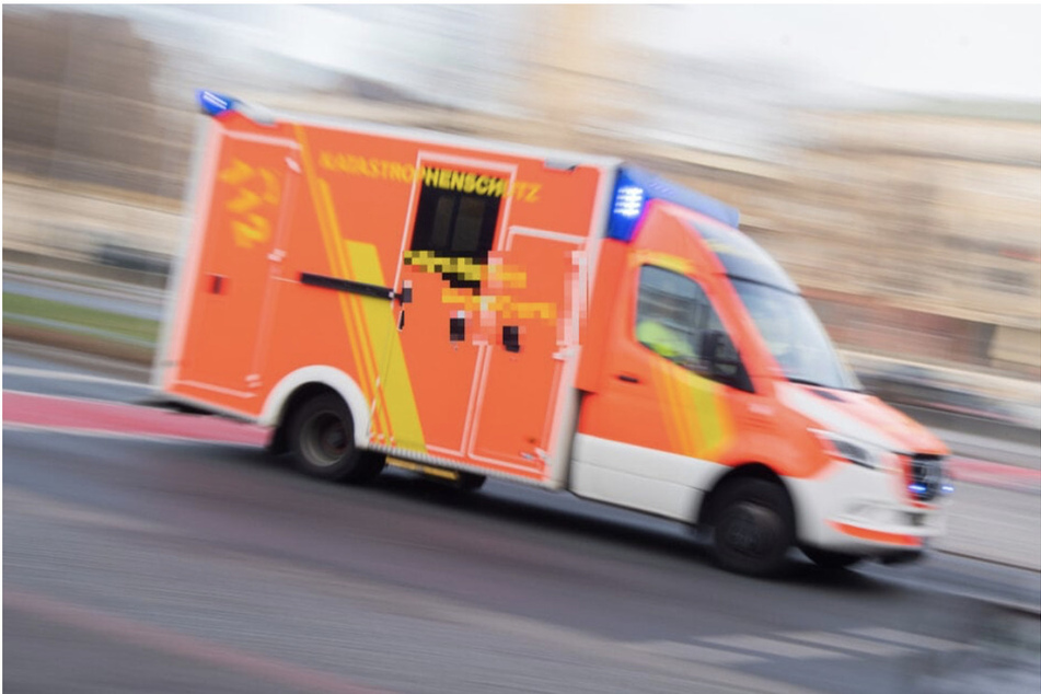 Ein Krankenwagen brachte die Fußgängerin (72) in ein Krankenhaus. (Symbolbild)