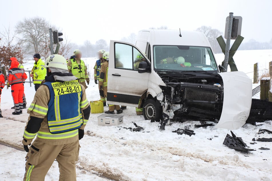 Regionalbahn erfasst Transporter an Bahnübergang