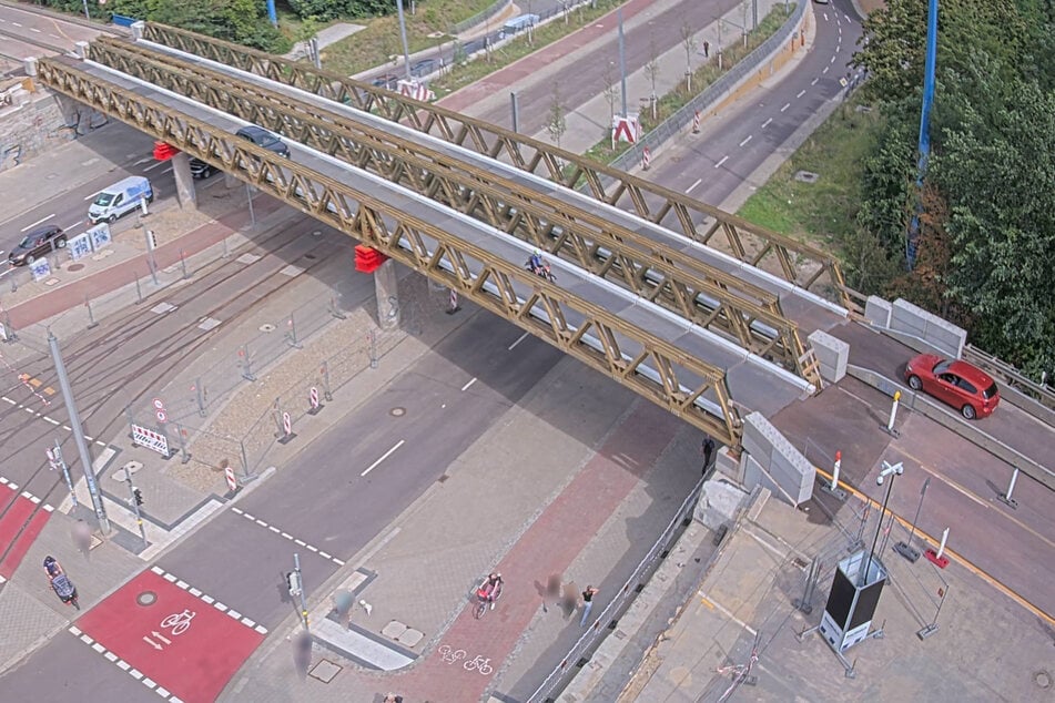 Die Behelfsbrücke über dem Damaschkeplatz wurde früher als geplant für Autos freigegeben.