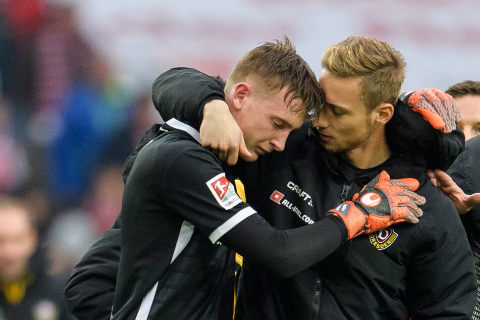 Ersatzkeeper Tim Boss (31, r.) musste den weinenden Schubert damals in Köln trösten.