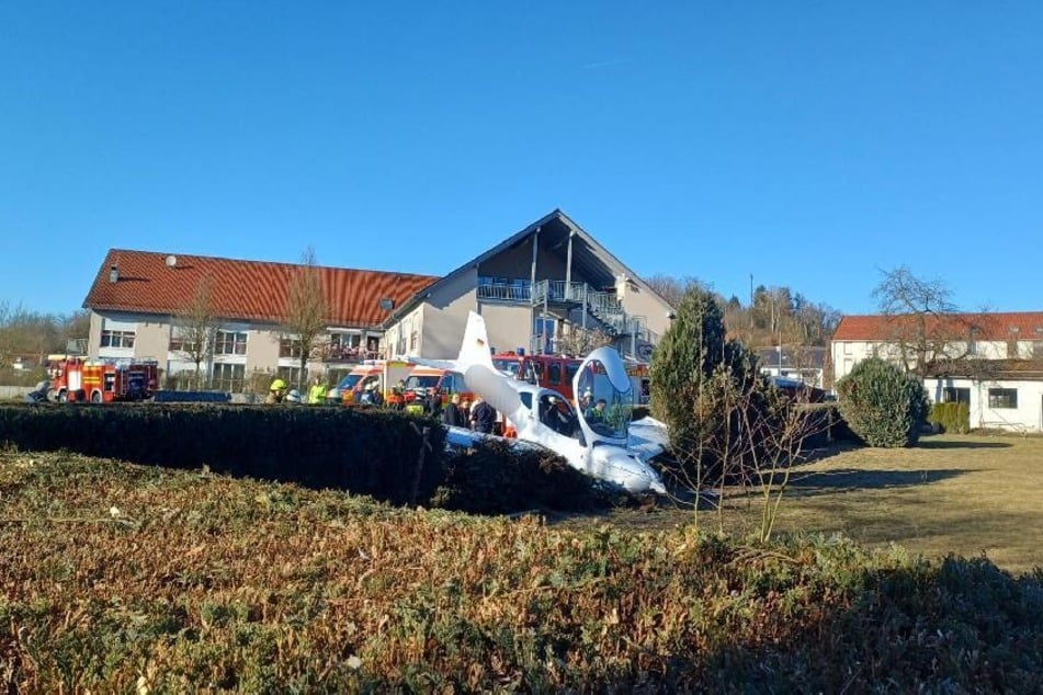 Der Flieger krachte bei der Notlandung in eine Hecke und einen Gartenzaun.