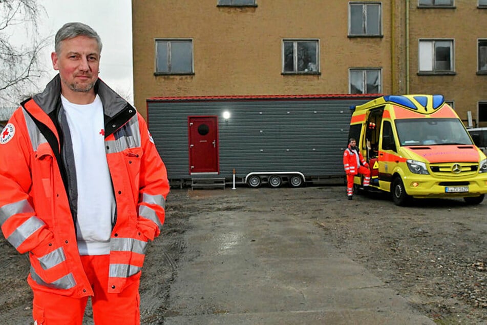 Rettungsassistent Lutz Lettau (52) wurde mit seinen Kollegen in einen Container auf Rädern abgeschoben.