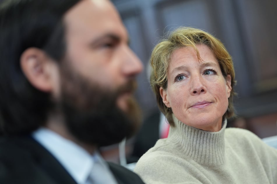 Christina Block (52) wird vorgeworfen, die Entführung ihrer zwei jüngsten Kinder in Auftrag gegeben zu haben. Hier mit ihrem Anwalt Ingo Bott (42) am 39. Verhandlungstag.