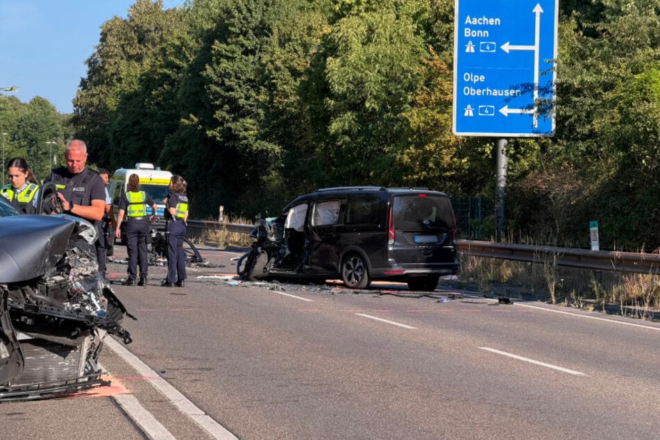 Auch der Fahrer des schwarzen Ford musste nach dem Unfall aus seinem Wrack gerettet werden.