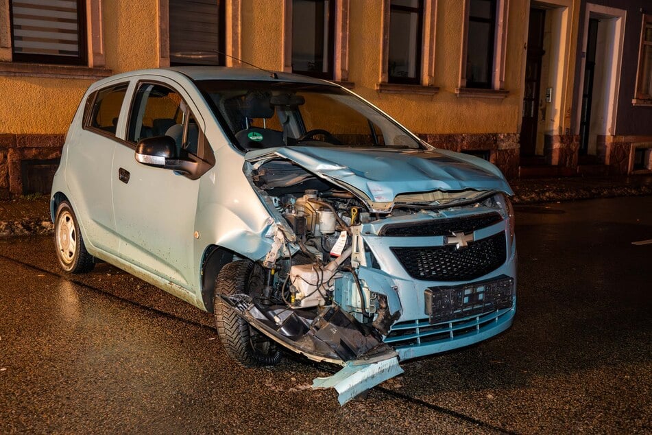Der Chevrolet wurde bei dem Unfall schwer beschädigt.