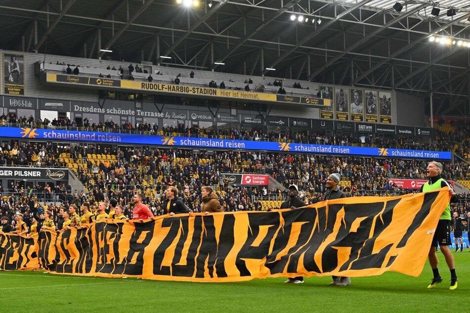 Bereits zum letzten Heimspiel gegen Magdeburg rief die SGD das Motto fürs Pokalspiel gegen Schalke aus.