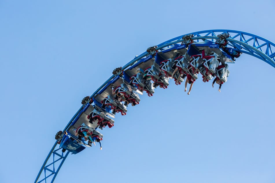Besucher des Europa-Parks fahren mit der Achterbahn "Blue Fire". (Archivbild)