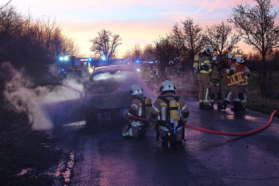 Einsatzkräften der Feuerwehr löschten die Flammen, das Auto brannte jedoch vollständig aus.