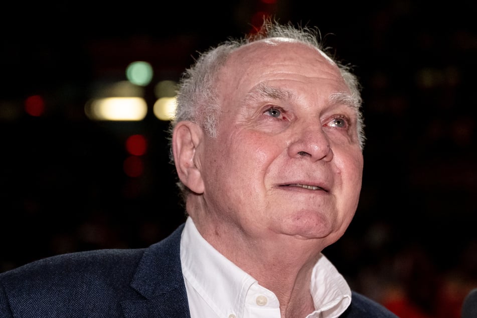 Uli Hoeneß (73) schwelgte bei einer Veranstaltung der Bayern in Erinnerungen.