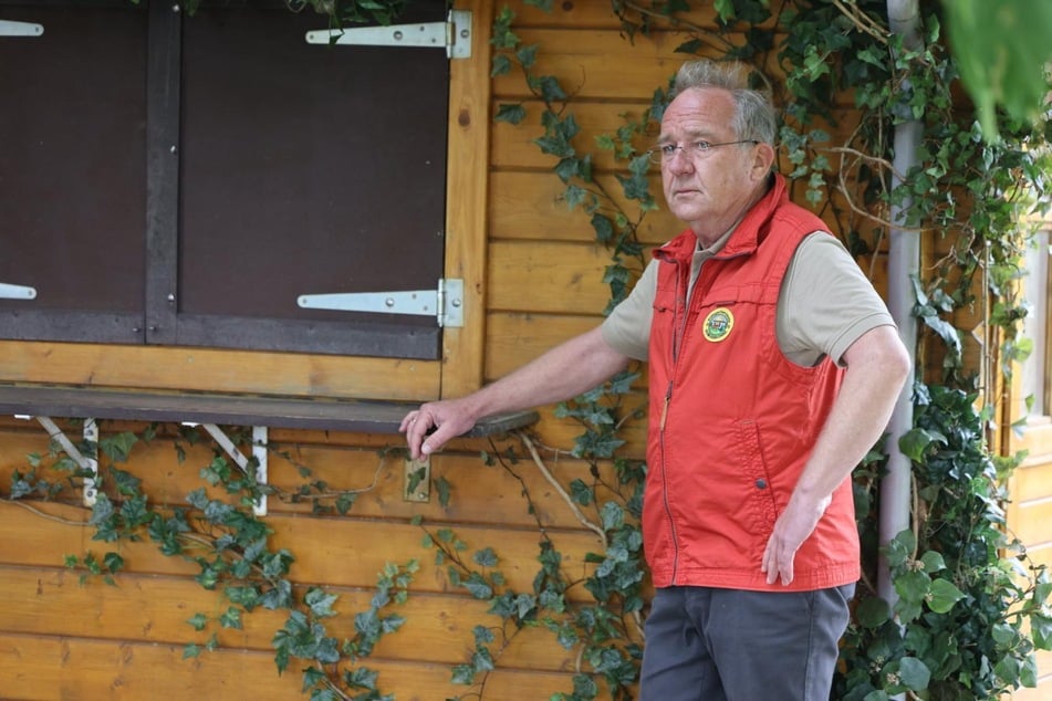 Uwe Preuss (65) steht als Vereinsvorsitzender vor der Kamera.
