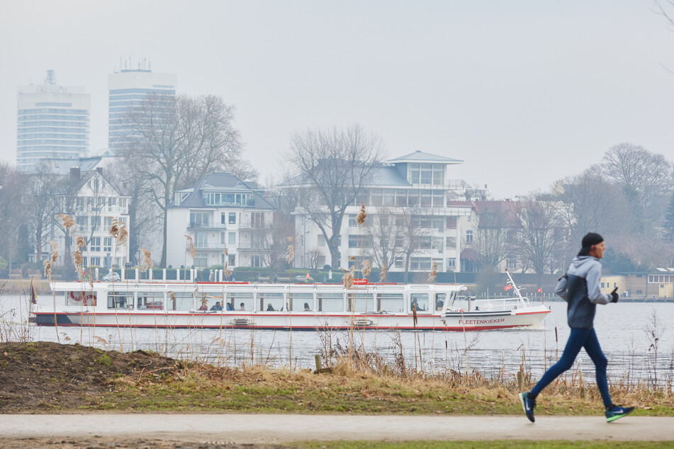 Ein Jogger ist an der Hamburger Alster unterwegs. An Wochenenden und Feiertagen muss hier keine Maske mehr getragen werden. (Archivbild)