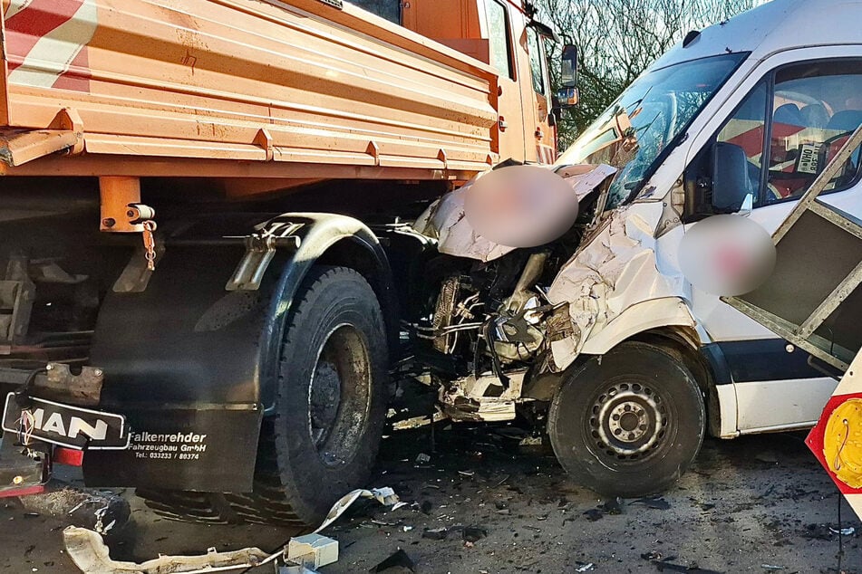 Baustellen-Crash auf A115: Transporter kracht in Sicherungswagen